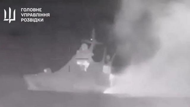 Украинские военные опубликовали видео предполагаемого удара по кораблю
