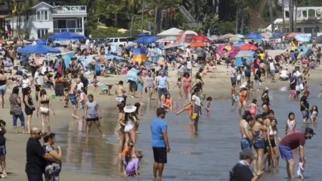 بعض الأمريكيين توجهوا في ولاية كاليفورنيا إلى شاطئ نيوبورت.