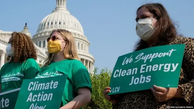 ਮੌਸਮ ਤਬਦੀਲੀ ਖਿਲਾਫ਼ ਪ੍ਰਦਰਸ਼ਨ ਕਰਦੇ ਹੋਏ