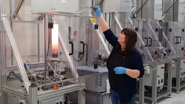 सीझेडटी तयार करण्यासाठी विशेष भट्टीची गरज असते.