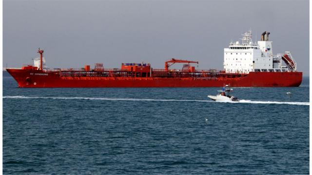 香港注册的油轮在伊朗的水域附近。