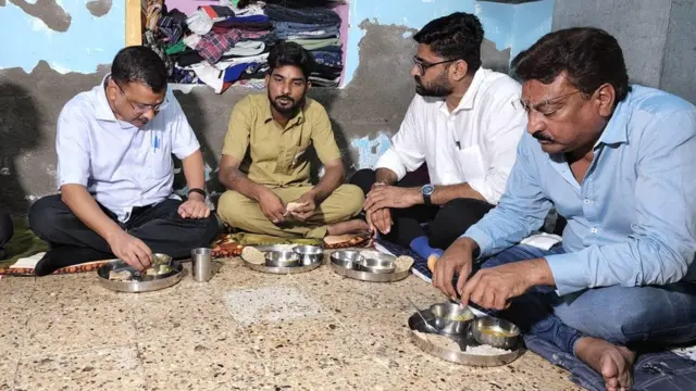 અમદાવાદમાં રિક્ષાચાલકને ઘરે જમતા કેજરીવાલ