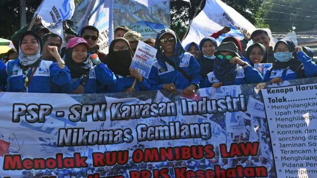 Sejumlah buruh yang tergabung dalam Serikat Pekerja Nasional (SPN) berunjuk rasa di Alun-alun Serang, Banten, Selasa (28/1/2020).