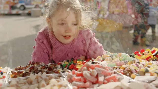 niña mirando dulces