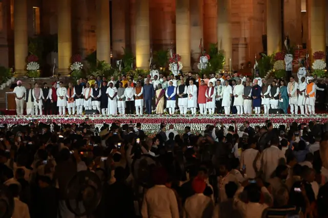 নতুন মন্ত্রিপরিষদে কোনও মুসলিম সাংসদ না থাকায় প্রশ্ন উঠেছে। 