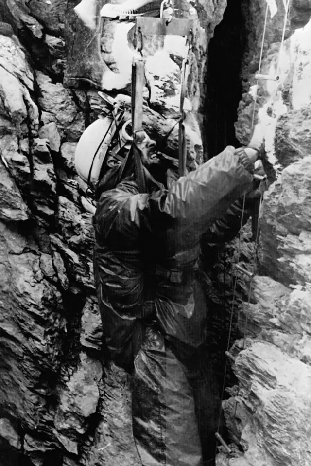 Siffre ingressou na caverna para iniciar seu primeiro experimento no dia 16pix bet e bomjulhopix bet e bom1962. Ele saiupix bet e bom17pix bet e bomsetembro