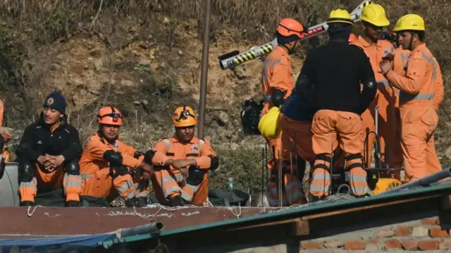 टनल के बाहर एनडीआरएफ़ की टीम 