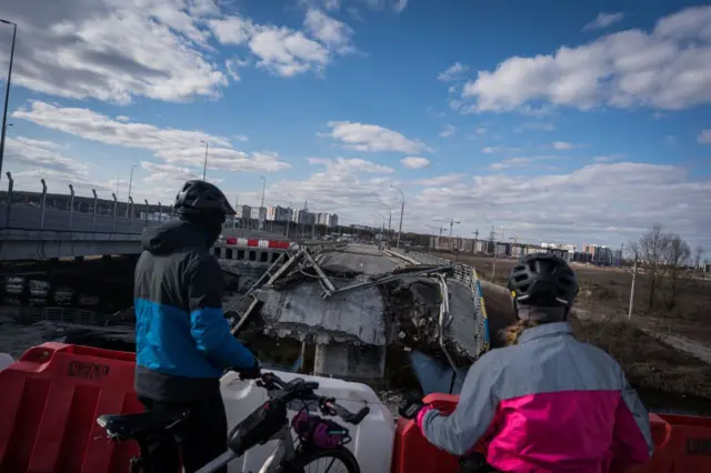 Залишки підірваного мосту в Ірпені