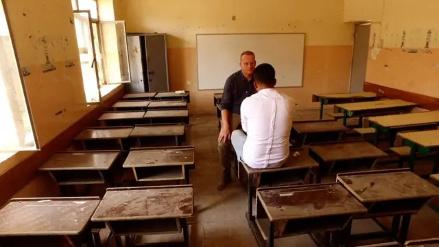 Quentin Sommerville, öğretmen Yusuf ile görüşüyor.