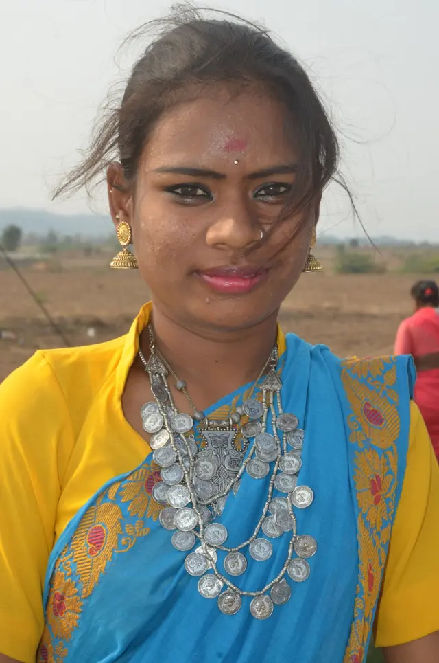 వివిధ రకాల వెండి ఆభరణాలతో కోలం జాతి ఆదివాసీ యువతి