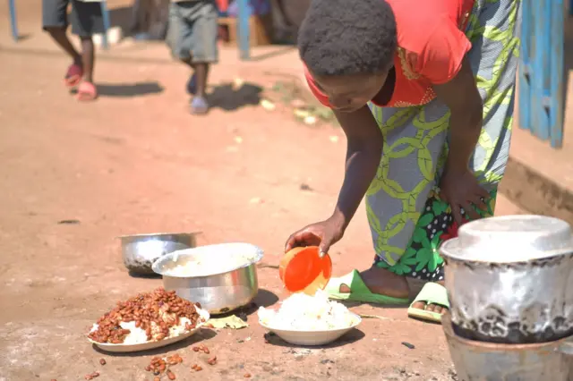 Umugore agura agaburire abana muri site ya Gitaza, ku wa 25 Rusama, 2024