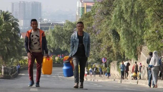 ከመኪና ነፃ በነበሩት መንገዶች ላይ በርካቶች በእግር ሲጓዙ