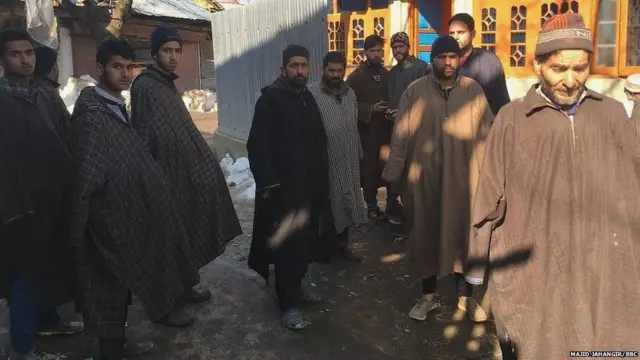 બાસિતના ઘરની બહાર જમા લોકો