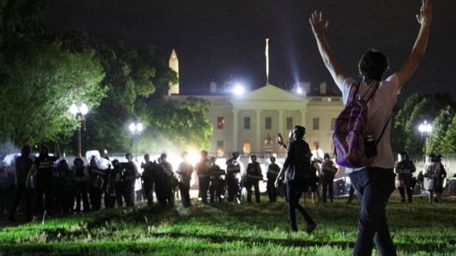 白宫外的抗议示威人群和警察对峙