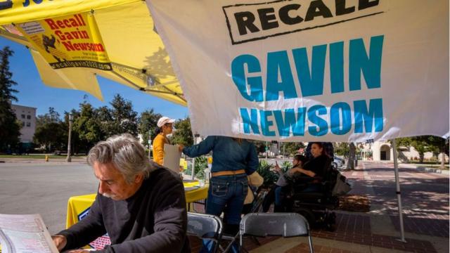 Un hombre firma una petición para llamar a un referendo revocatorio contra el gobernador de California, Gavin Newsom. Febrero de 2021.