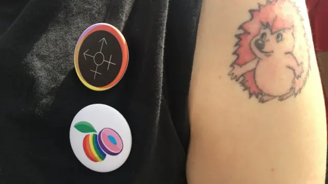 Tetovaže i bedževi. Parada Ponosa Beograd 2018.