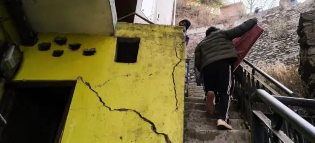 બીબીસી ગુજરાતી, ગુજરાત, હિમાચલ પ્રદેશ, શિમલા, ઘરમાં તિરાડો, સુરંગના કારણે તિરાડો