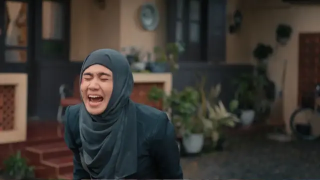 نورما کی زندگی اس وقت بکھر جاتی ہے جب اسے اپنی ماں اور شوہر کے درمیان تعلق کا پتہ چلتا ہے