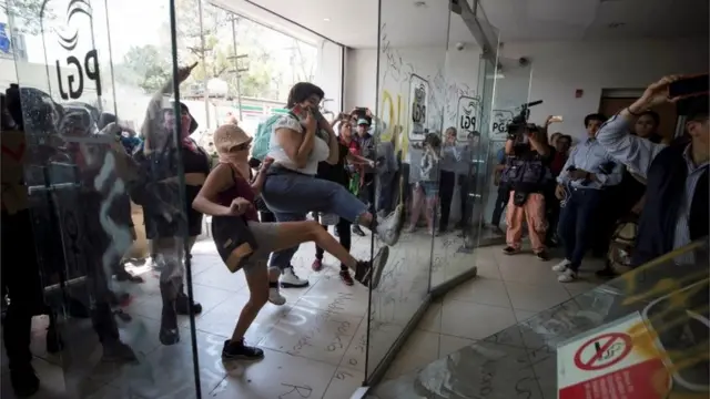 Mujeres derriban una puerta en la PGJ