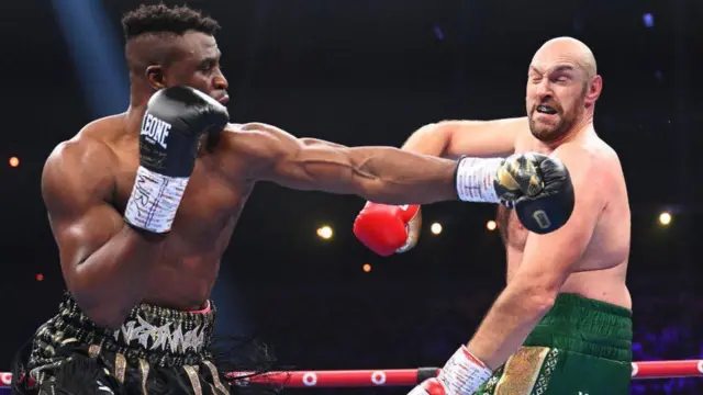 این نخستین مسابقه بوکس حرفهای فرانسیس انگانو بود