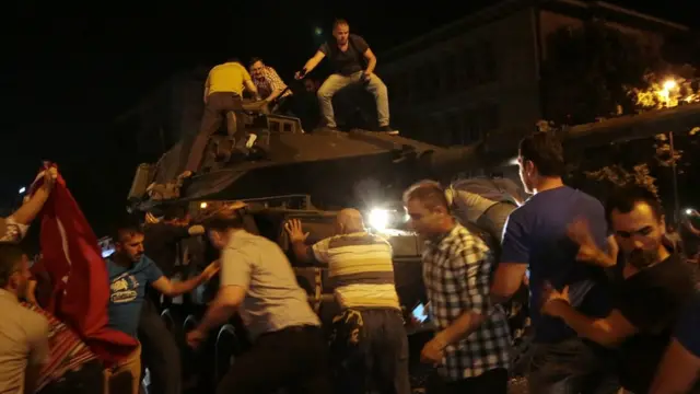 Centenares de personas salieron a protestar en apoyo de Erdogan, algunos incluso saltando sobre los tanques de los golpistas en actitud desafiante.