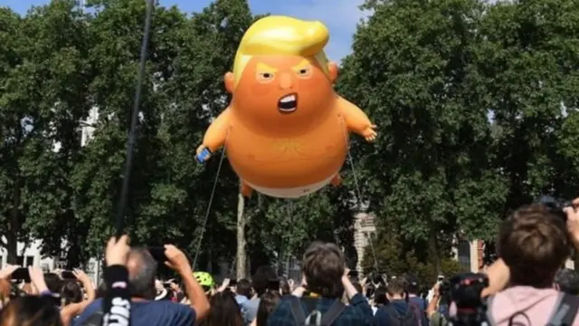 بالون ترامب الرضيع