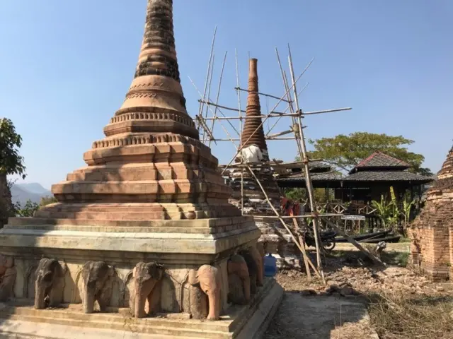 စံကားမှာ ပြုပြင်မွမ်းမံနေတဲ့ စေတီ