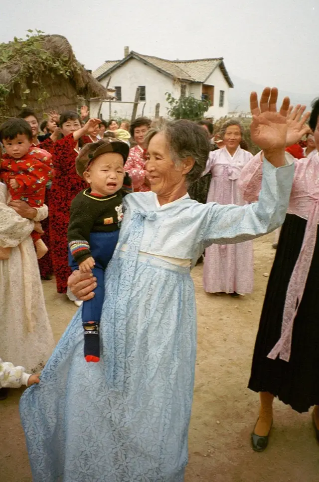 2001년 가을 북한 해주지역에 국제기구의 도움으로 진료소가 열리자 주민들이 기뻐하고 있다