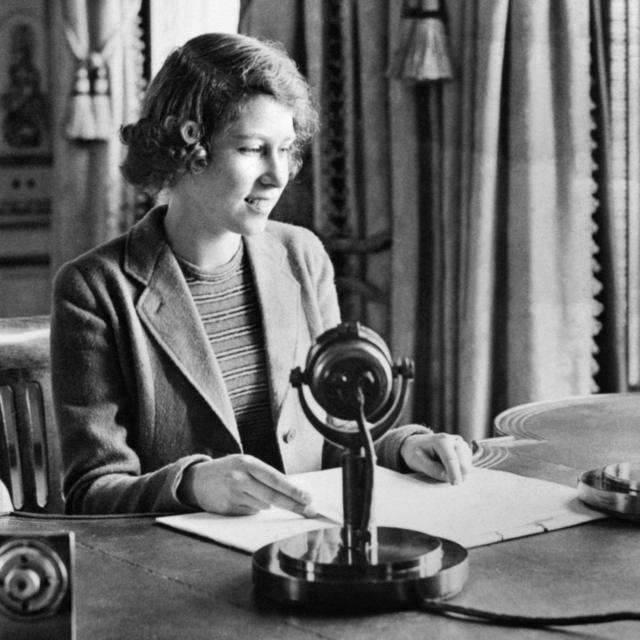 A princesa Elizabeth após sua transmissão na BBC Radio's Children's Hour do Palácio de Buckingham