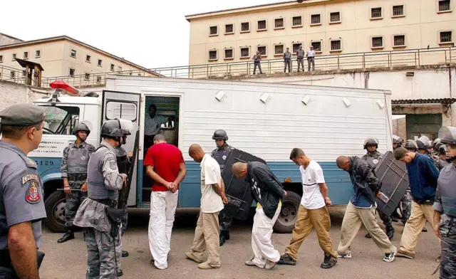 Vista del momento del traslado de los últimos presos que estaban en la cárcel de Carandiru, la cual fue demolida.