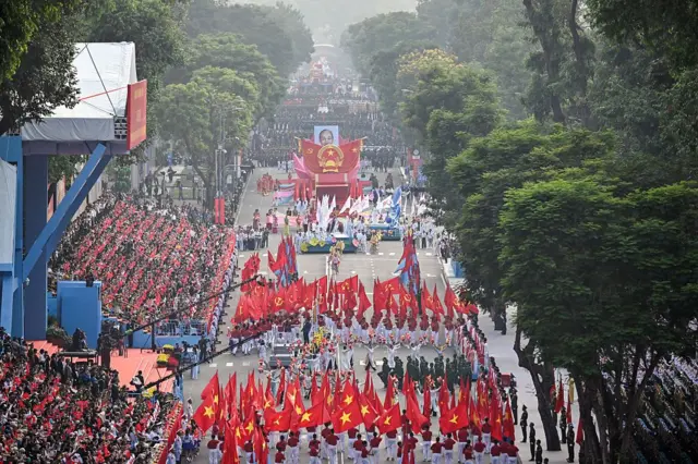 Việt Nam diễu binh mừng 50 năm hòa bình Việt Nam diễu binh mừng 50 năm hòa bình