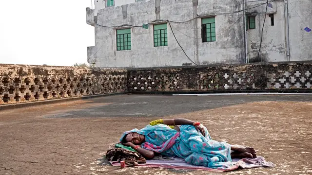 Жінка лежить