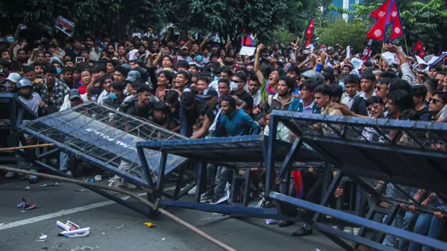 විරෝධතාකරුවන් මාර්ග බාධක පෙරළා ඉදිරියට ගමන් කිරීමට තැත් කරන ආකාරය.