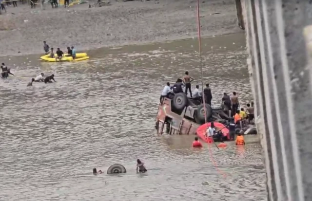 બ્રિજ તૂટી જવાથી બે ટ્રક અને પિક-અપ વાહનો સહિતનાં વાહનો પાણીમાં પડ્યાં હતાં