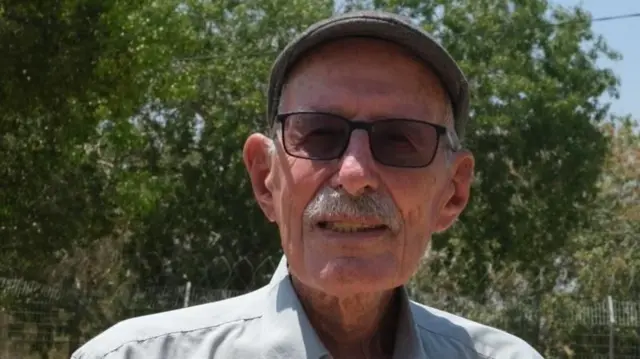 Одед Лифшиц, пожилой мужчина в очках