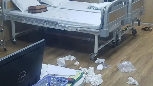 Khăn giấy được vứt bừa bãi trong phòng y tế của trường