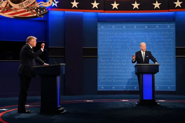 Mu kiganiro mpaka cya mbere cyo ku itariki 30/9, Trump (ibumoso) yaciye mu ijambo Biden inshuro 73 mu minota 90