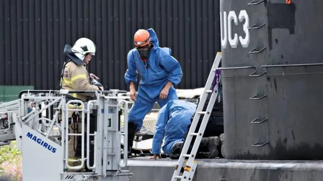 La policía inspecciona el submarino danés Nautilus