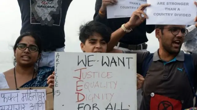 27 yaşında veteriner bir kadının tecavüz edilerek öldürülmesi ardından Mumbai'de gösteriler yapıldı