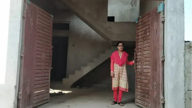 Une photo d'Afsana Mushtaq devant sa maison