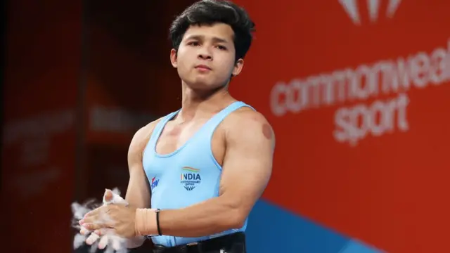 ஆண்களுக்கான பளுதூக்கும் போட்டி, 67கிலோ எடைப்பிரிவில், ஜெரிமி லால்ரினுங்கா தங்கம் வென்று சாதனை படைத்தார்.