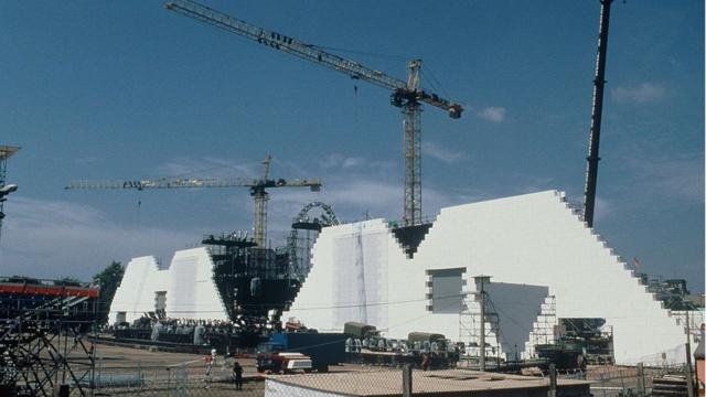 Так летом 1990 года в Берлине строили стену для исторического концерта