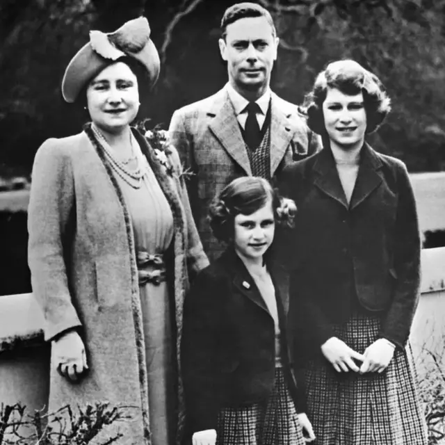 రెండో ప్రపంచ యుద్ధానికి ఒక ఏడాది ముందు తన కుటుంబ సభ్యులతో క్వీన్ ఎలిజబెత్ 2 ఫొటో