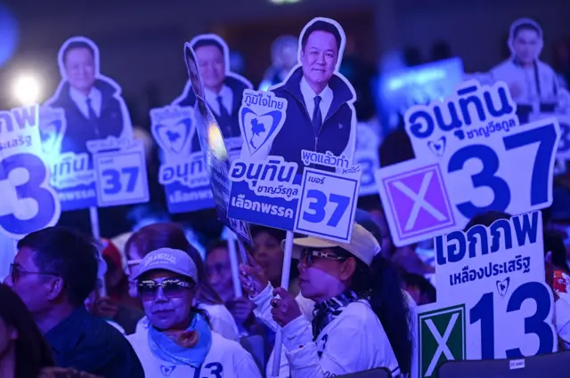 อนุทิน ชาญวีรกูล ให้คำจำกัดความ “บ้านใหญ่” ว่าดูแลคนในพื้นที่ไม่ขาดตกบกพร่อง-ไม่เป็นเจ้าคนนายคน-เอาใจใส่ชาวบ้านทุกกิจกรรมที่เป็นชีวิตประจำวัน