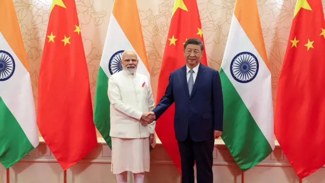 चीनी राष्ट्रपति शी जिनपिंग के साथ भारत के पीएम नरेंद्र मोदी 