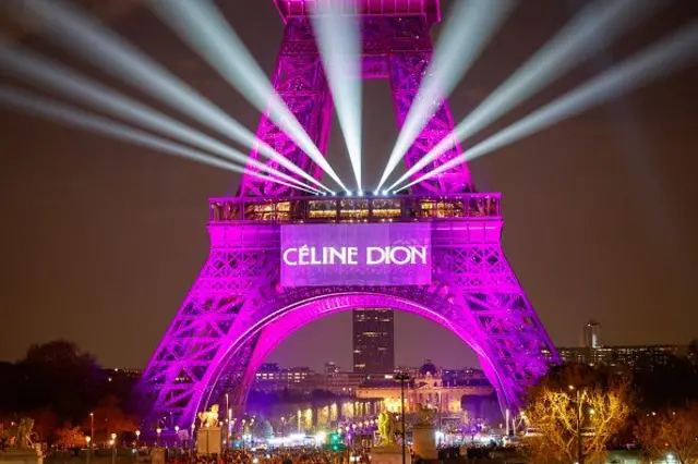 A Torre Eiffel é iluminada em homenagem a Céline Dion em 30/03/2026, em Paris