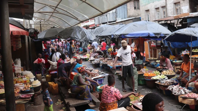 Vendeuses dans une rue de Freetown
