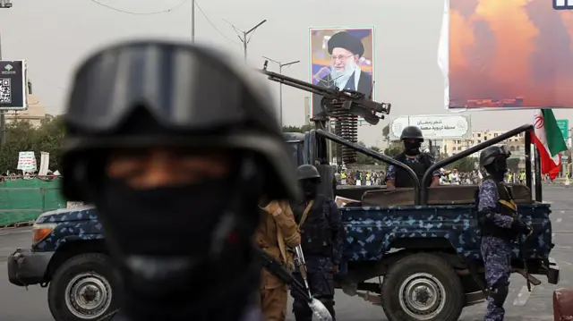 سربازان یمنی حامی ایران در جریان تجمعی که برای محکوم کردن حملات هوایی آمریکا و اسرائیل به ایران و کشته شدن رهبر ایران و چندین مقام نظامی در تاریخ ۱ مارس ۲۰۲۶ در صنعا، یمن برگزار شد، نگهبانی میدهند.