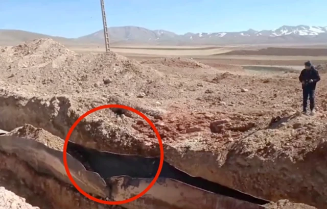 ساموئل ریگبی، استاد دانشگاه شفیلد در رشته مهندسی انفجارمی‌گوید: در عکس‌ها یک پارگی دراز و باریک مشخص است که لبه‌هایش به سمت بیرون خم شده‌اند و به نظر می‌رسد در اثر فشار از داخل لوله باشد. اگر انفجار از بیرون بود، آسیب متمرکز‌تر می‌شد