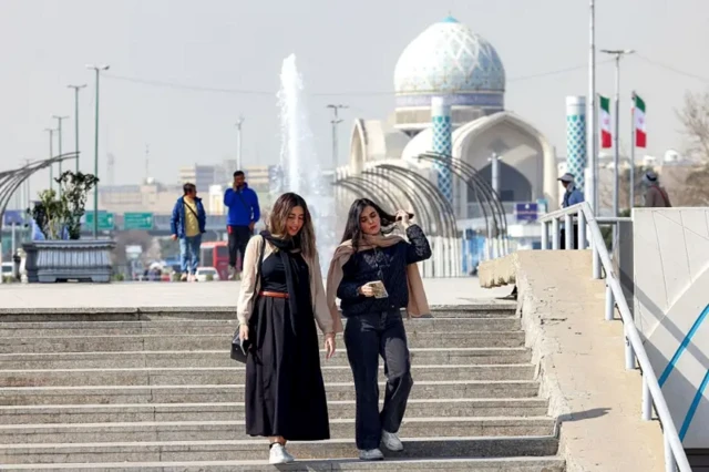 Seorang ibu rumah tangga dari Teheran berkata bahwa rezim pemerintahan Iran saat ini telah membuat banyak warga berkata, "Trump, datanglah dan serang agar kami bebas dari mereka'."